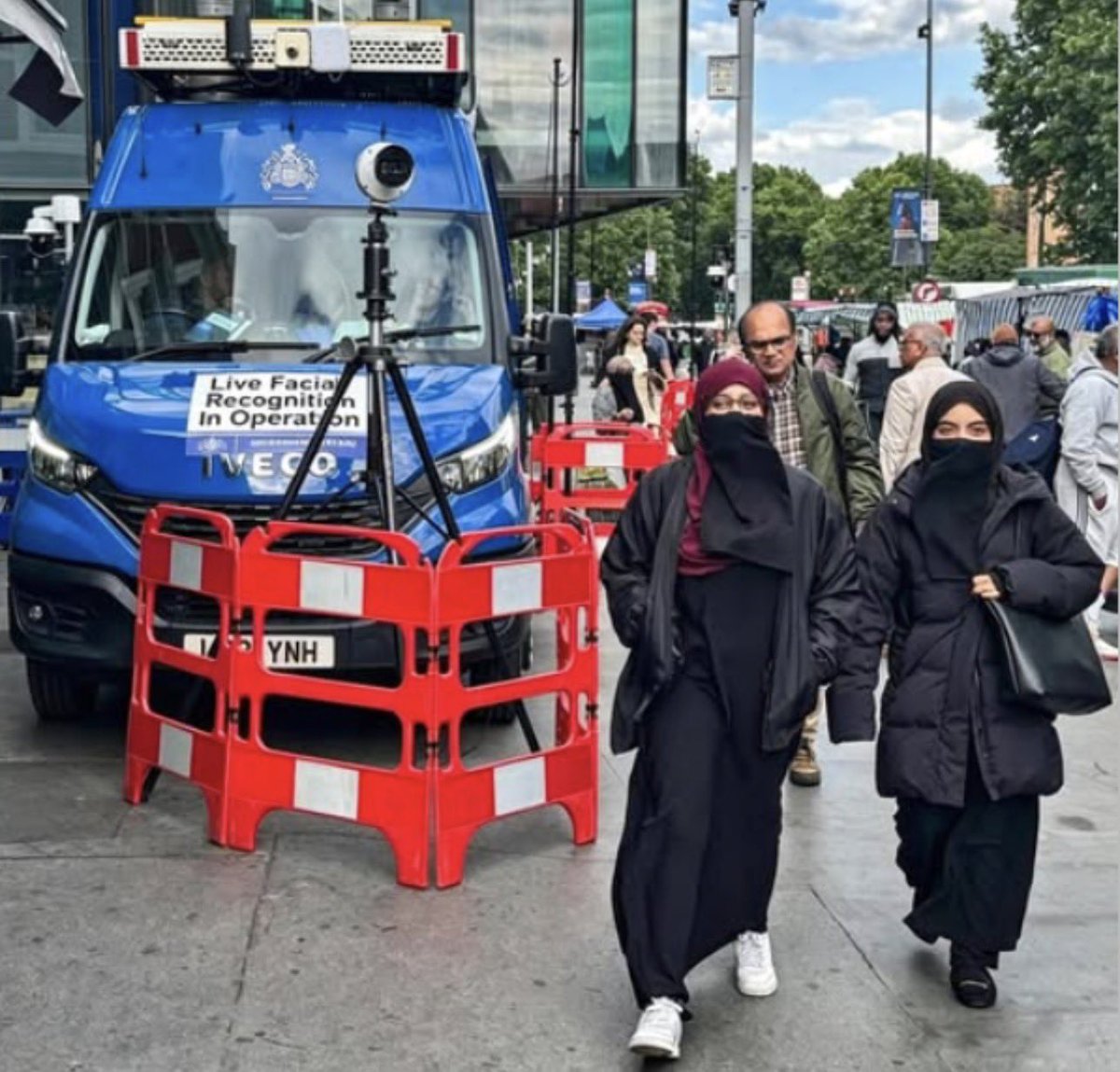 BGatesIsaPyscho's tweet photo. 🇬🇧 Meanwhile in London 

Live Facial Recognition Ai Cameras are now in use.

Anyone else see the problem here? https://t.co/FEdZjqxcZT
