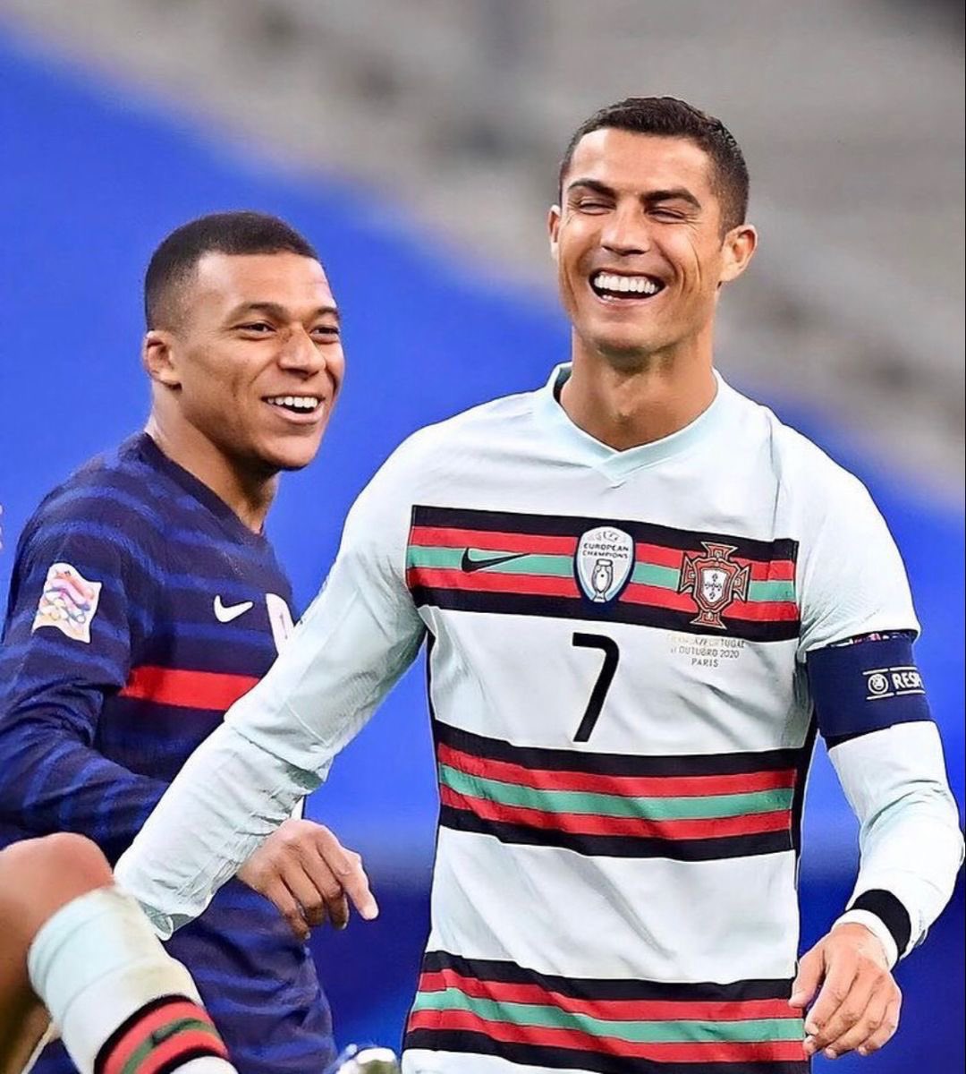 SeydinaOfficial's tweet photo. J’ai une théorie sur les fans de Cristiano Ronaldo qui détestent Kylian Mbappé https://t.co/P6TnISjxuP