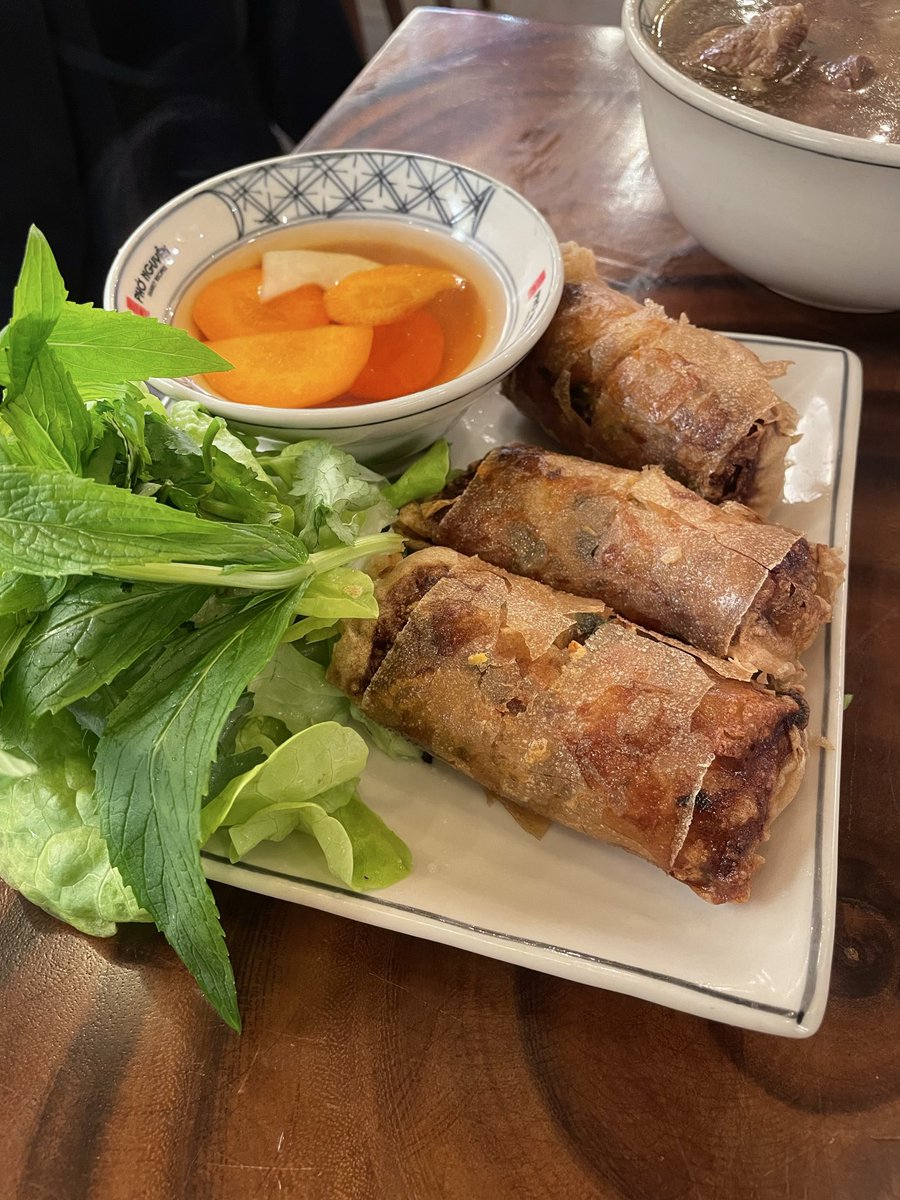 juneezzz's tweet photo. อยากกิน spring roll ร้านเวียดนามอ่ะ มันแซ่บบบบบ https://t.co/5Ktjwki2Uj