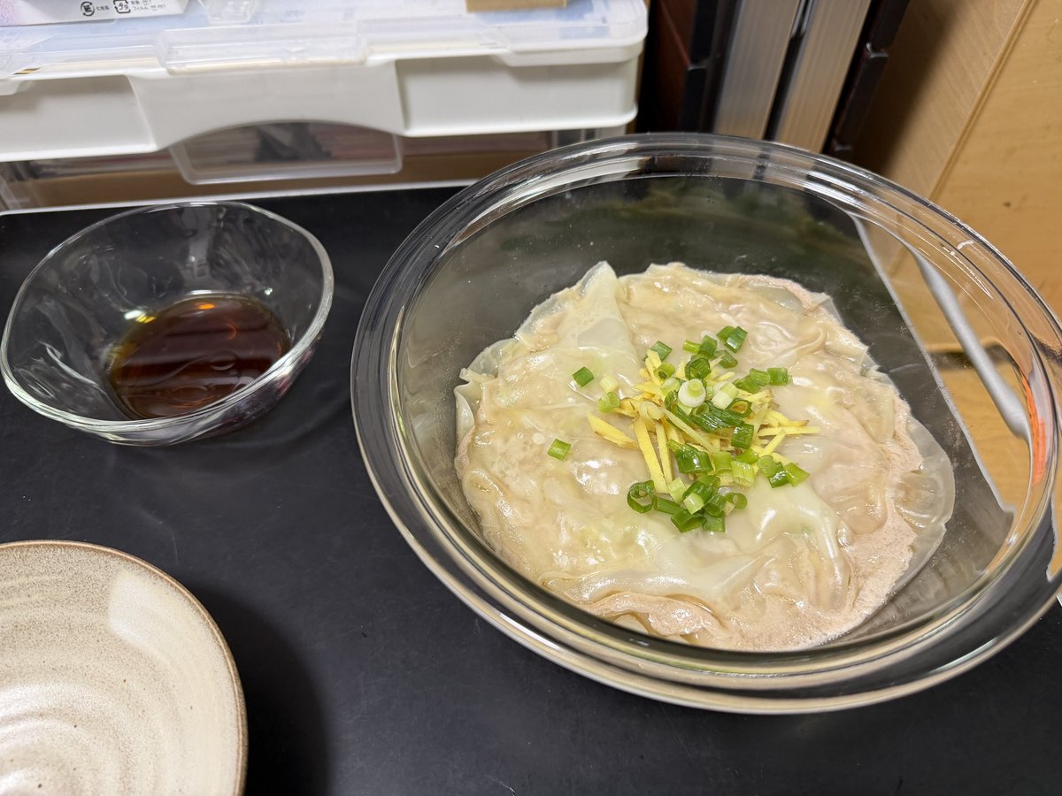 rn_asterism's tweet photo. 「リュウジのバズレシピ」の「やけくそ小籠包」を作ってみた

美味すぎて悶絶
包んでないのに確かに小籠包だww

半分はヨメリさんの、帰ってきてからの夕ごはん（作りたての方が美味いかもなあ） https://t.co/aydMbiUUbx