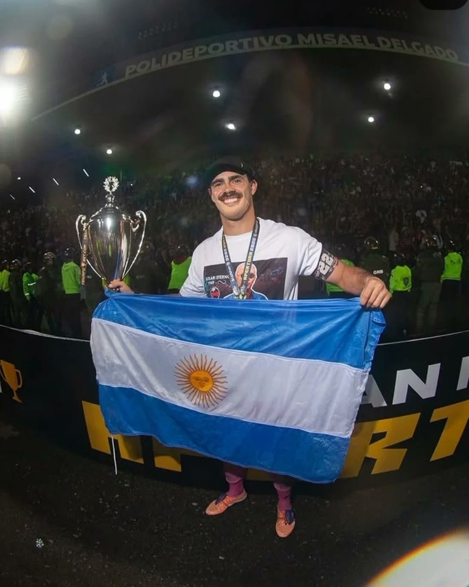 somoscorta's tweet photo. Lucas Bruera, arquero argentino de Carabobo, celebró el título del club en la liga de Venezuela con una remera en homenaje al Indio Solari.