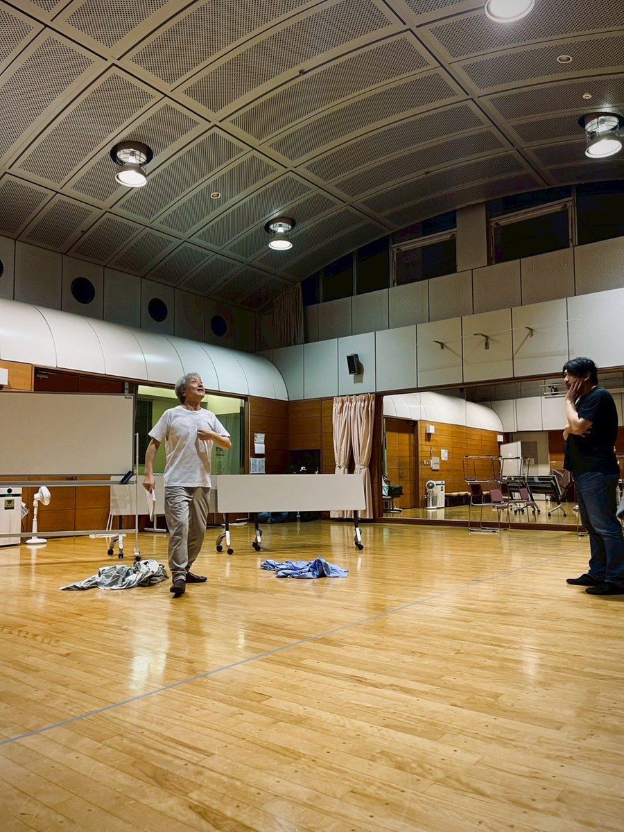 operanomadododo's tweet photo. オペラ「人間の歌」
立ち稽古が進んでおります！

本日は台本を書いてくれた角直之さんも来て下さいました！

主演のÜを演じる石田滉さんが撮影してくれた稽古風景が素敵すぎましたもので、皆さんにご覧頂きたく掲載します！

公演のスケジュールは
2026年6月26日(金)18時開演
東大和市民会館　ハミングホール大ホール
チケットは全席自由席4000円
高校生は先着100名までご招待します！

お申し込みはオペラのまどのメールアドレス、もしくは公式LINEまでメッセージ下さい。

メール　operanomadonoyoyakumadoguchi@gmail.com
公式LINE
https://t.co/2ZrOvbMK1H
