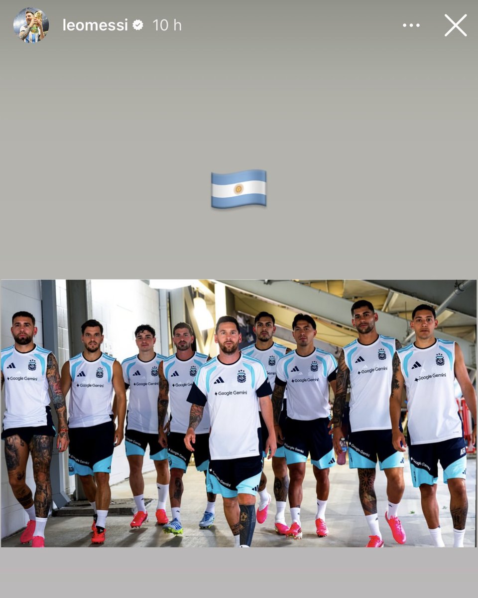 Reporte_Futbol's tweet photo. Antes de subir la foto para - sin palabras - responderles a las lacras de Magnetto, TN y Clarín, Messi se fijó hasta el detalle de tener a De Paul de un lado y a Leandro Paredes del otro. 

El 10 está en todas 🐐 https://t.co/GiPKB65thI