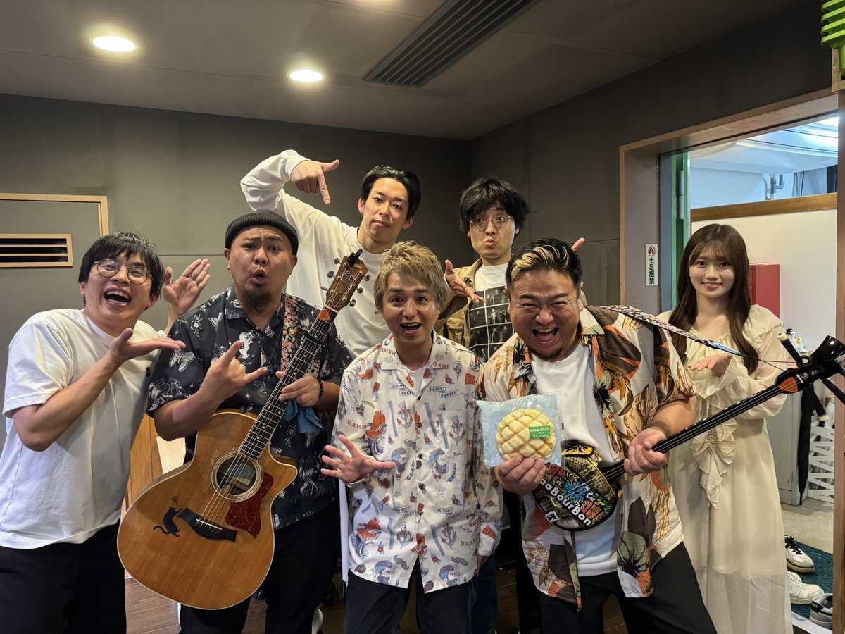 fmfujiaoiro1gou's tweet photo. 今週の #フニャフニャ伝説 は…

🏴‍☠️今週はサッカー特集⚽️知識をゼロから入れていきました👍

🏴‍☠️カミムラの結婚式で芸能人になるトーク✨

🏴‍☠️個人YouTubeの登録者バトル🤛

🏴‍☠️今回の冒険者(ゲスト)は #JaaBourBonz のみなさん🎤生演奏で沖縄の風を吹かせてくれました🎸 https://t.co/cPLjmy079e