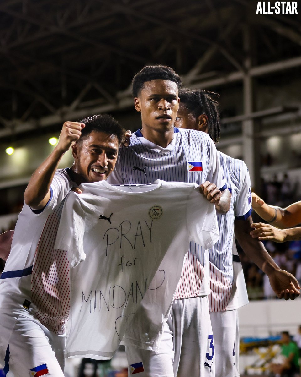 allstarmag_'s tweet photo. One nation. One prayer.

The Philippine Men's National Football Team stands with Mindanao.

📸: Vyn Radovan

#PrayForMindanao https://t.co/Y98UJBuvUi