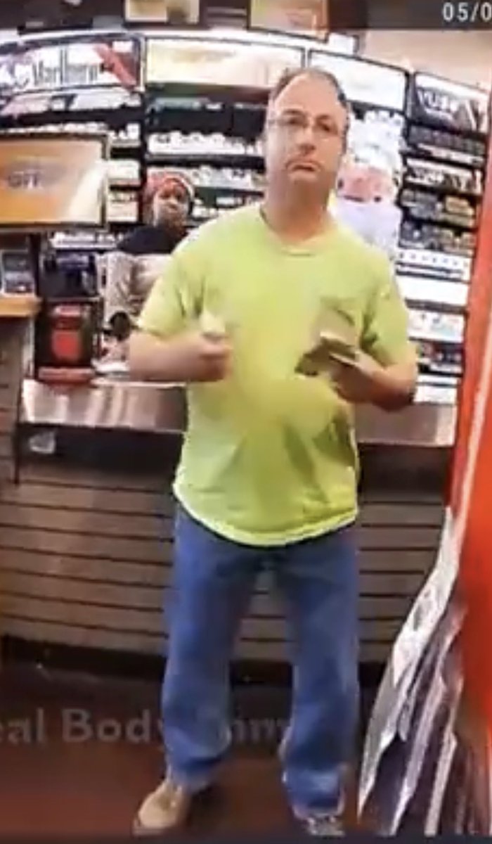 JERGERYU's tweet photo. @Breaking57 Why no one talking about the real criminal doing that goofy ass shit at the start 😭😭😭 https://t.co/OONKvYhwCm