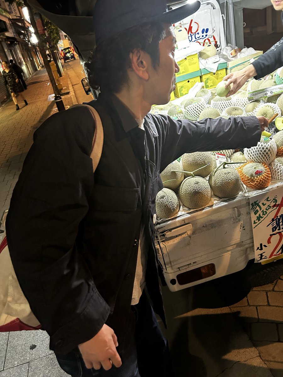 Shimasahead's tweet photo. リリーさんに飲み連れてってもらって帰りに周平魂さんと乗せてもらったタクシーが接触事故起こして降りたところでメロン奢ってもらった夜です！ https://t.co/ktVjFFb2NB