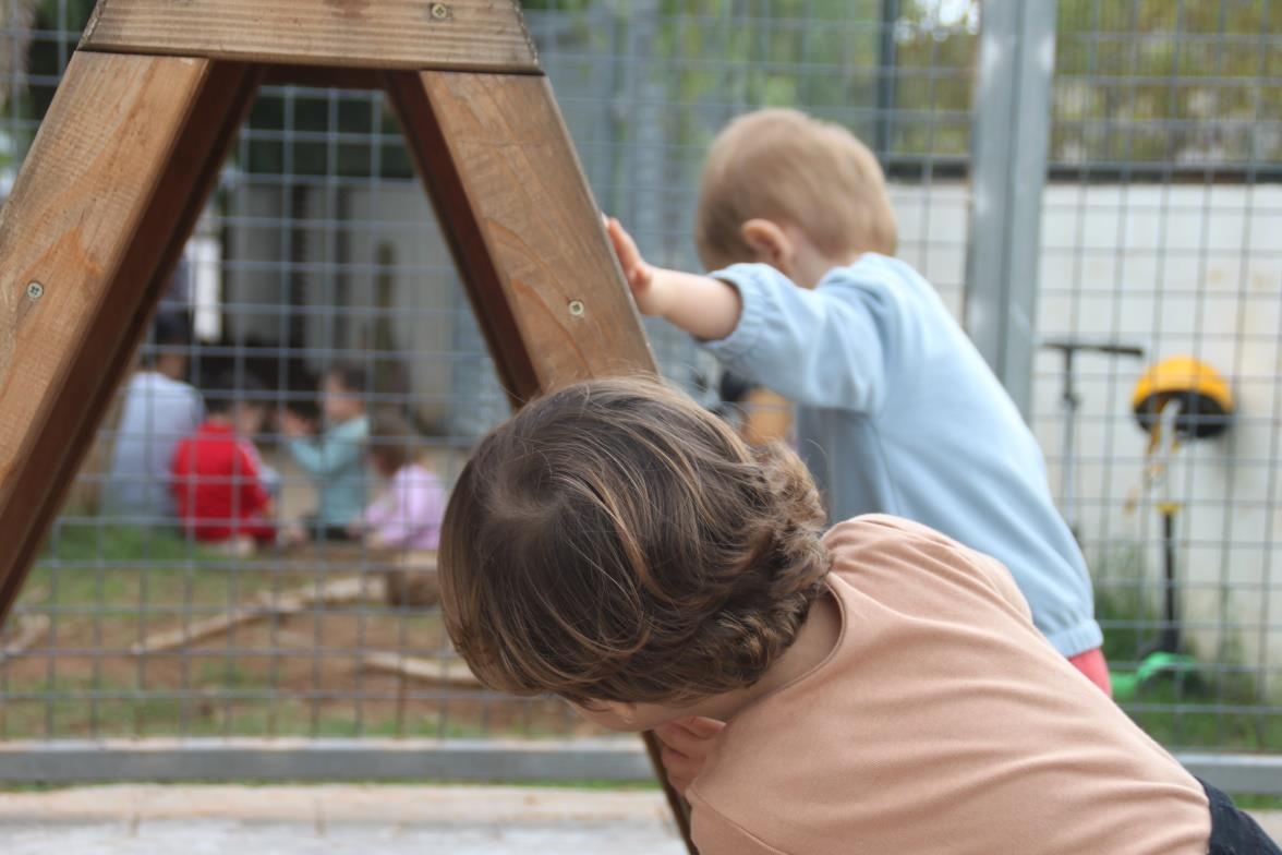 enEquip_'s tweet photo. 🌿 Descobrim el món amb tots els sentits. A l’escoleta Son Carrió, que gestionam des d'enEquip, els infants han explorat materials naturals com la terra, l’herba, l’aigua o les fulles, connectant amb l’entorn a través del joc i la descoberta.
#enEquip #EducacióInfantil #Aprendre https://t.co/IscAWUs99C