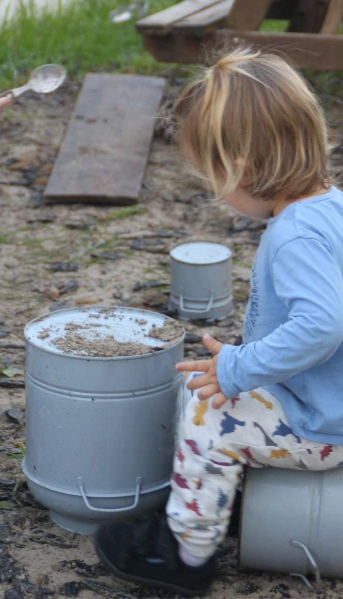 enEquip_'s tweet photo. 🌿 Descobrim el món amb tots els sentits. A l’escoleta Son Carrió, que gestionam des d'enEquip, els infants han explorat materials naturals com la terra, l’herba, l’aigua o les fulles, connectant amb l’entorn a través del joc i la descoberta.
#enEquip #EducacióInfantil #Aprendre https://t.co/IscAWUs99C