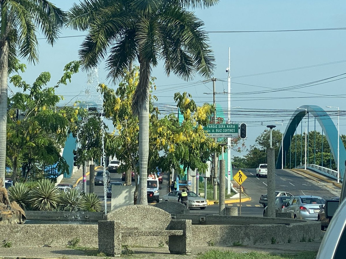 Rcduran2020's tweet photo. @xevtfm 
Patetico
Una clara muestra de inutilidad, falta de capacidad y definicion sobre las mejoras a la vialidad en Tabasco.
Lo unico que saben hacer los pobres agentes es dar el paso y bloquear los demas. Literal, abren un hoyo para tapar otro https://t.co/Nmw9uOrnA5
