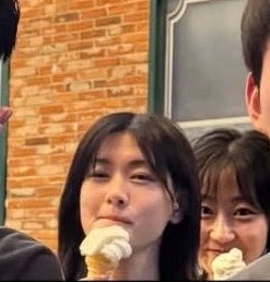 purysays's tweet photo. somin’s photobomb was the best part of the picture 🤣 https://t.co/o5jYKGipqY
