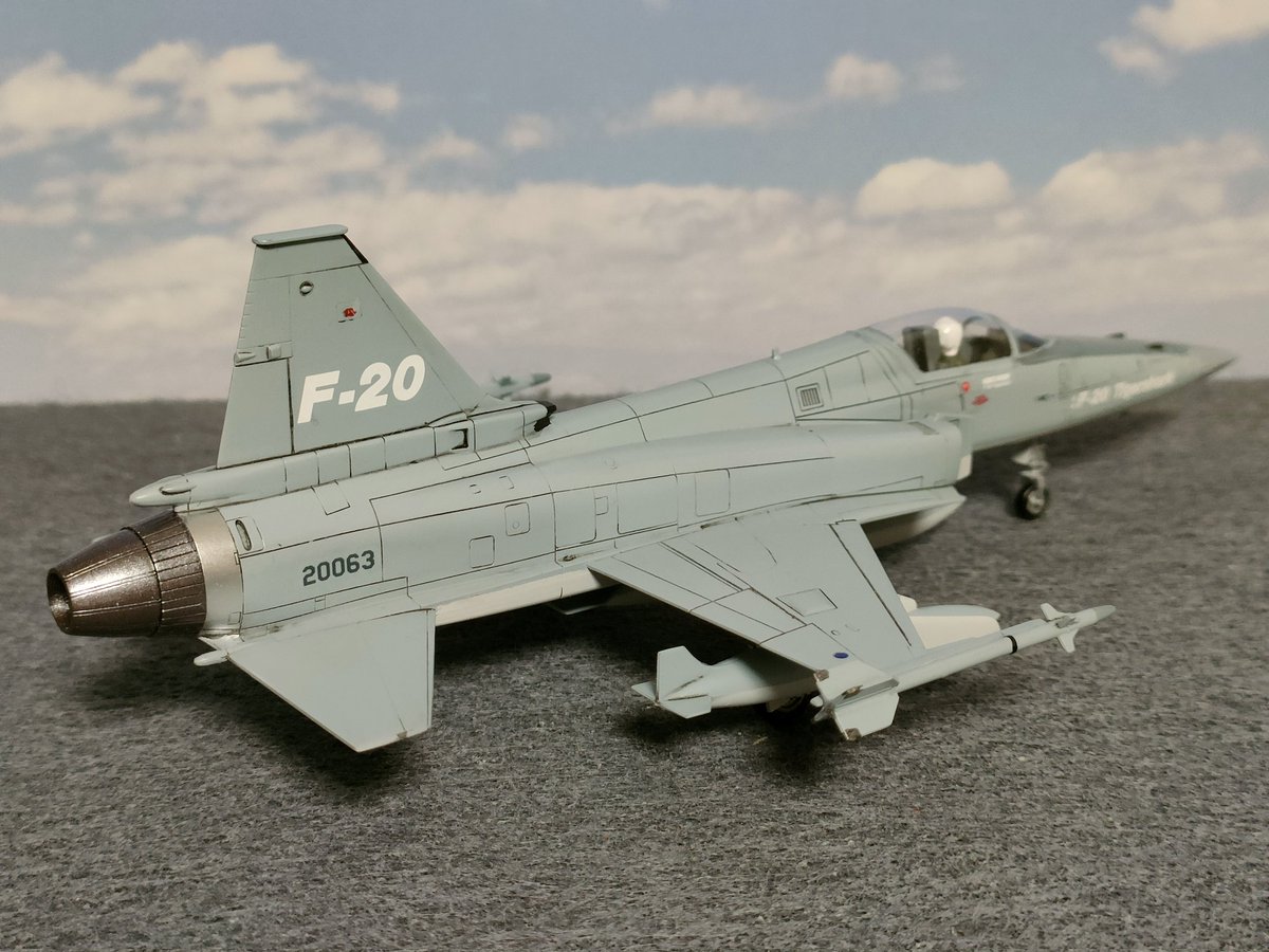 Y16052450's tweet photo. ハセガワ1/72 F-20タイガーシャーク 完成しました😍
F-5戦闘機の改良型でエンジン出力がアップしFCSも強化され性能が大幅に向上しましたが様々な問題でどこにも採用されませんでした😭
古いキットですがパネルラインのモールドが凄くシャープです✨
#狩虎R08 https://t.co/L6UW6sDrhv