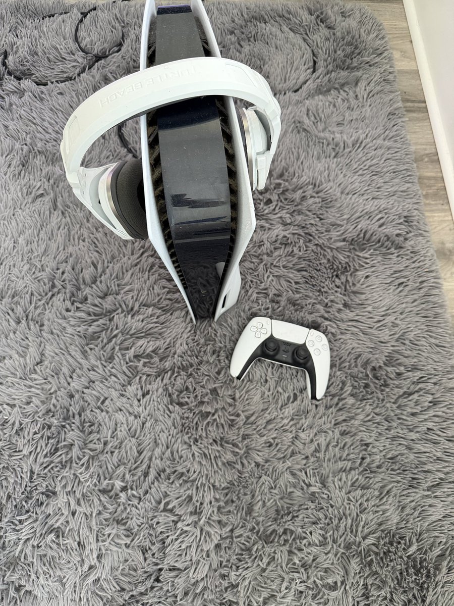 tech_twi's tweet photo. PS5 with Headset. 

Price 5,300ghc available in Ghana for immediate pickup or delivery. 

WhatsApp 0550341226 https://t.co/Jivl3A3sfn