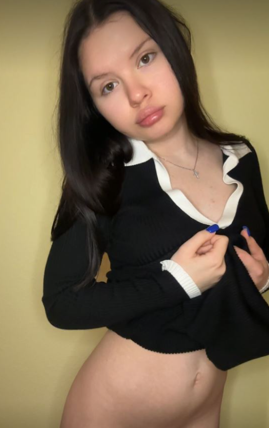 mlada_anicka's tweet photo. Je v pohodě chodit do školy naostro? 😏 https://t.co/XxaMQPPmn1