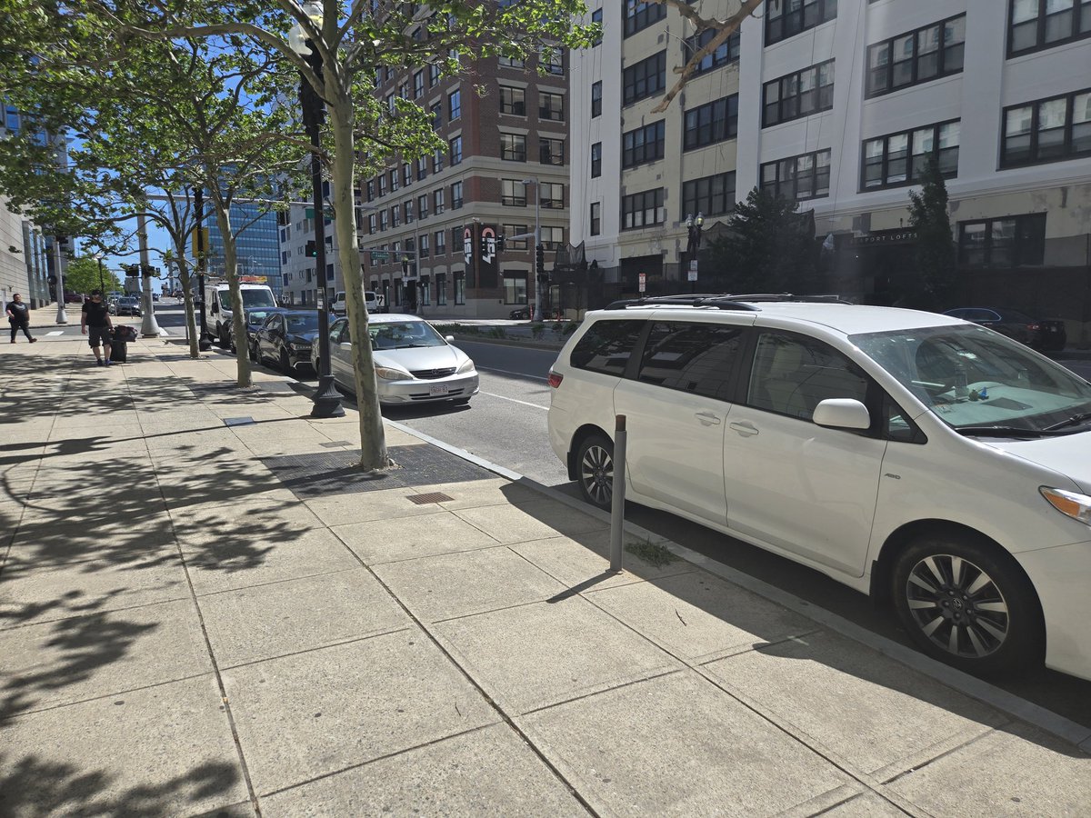 Jdeg1978's tweet photo. Love these new meters on D street south boston l, now people don't know how to park #southboston @bostonp @BostonBTD https://t.co/xTrGrFh28C