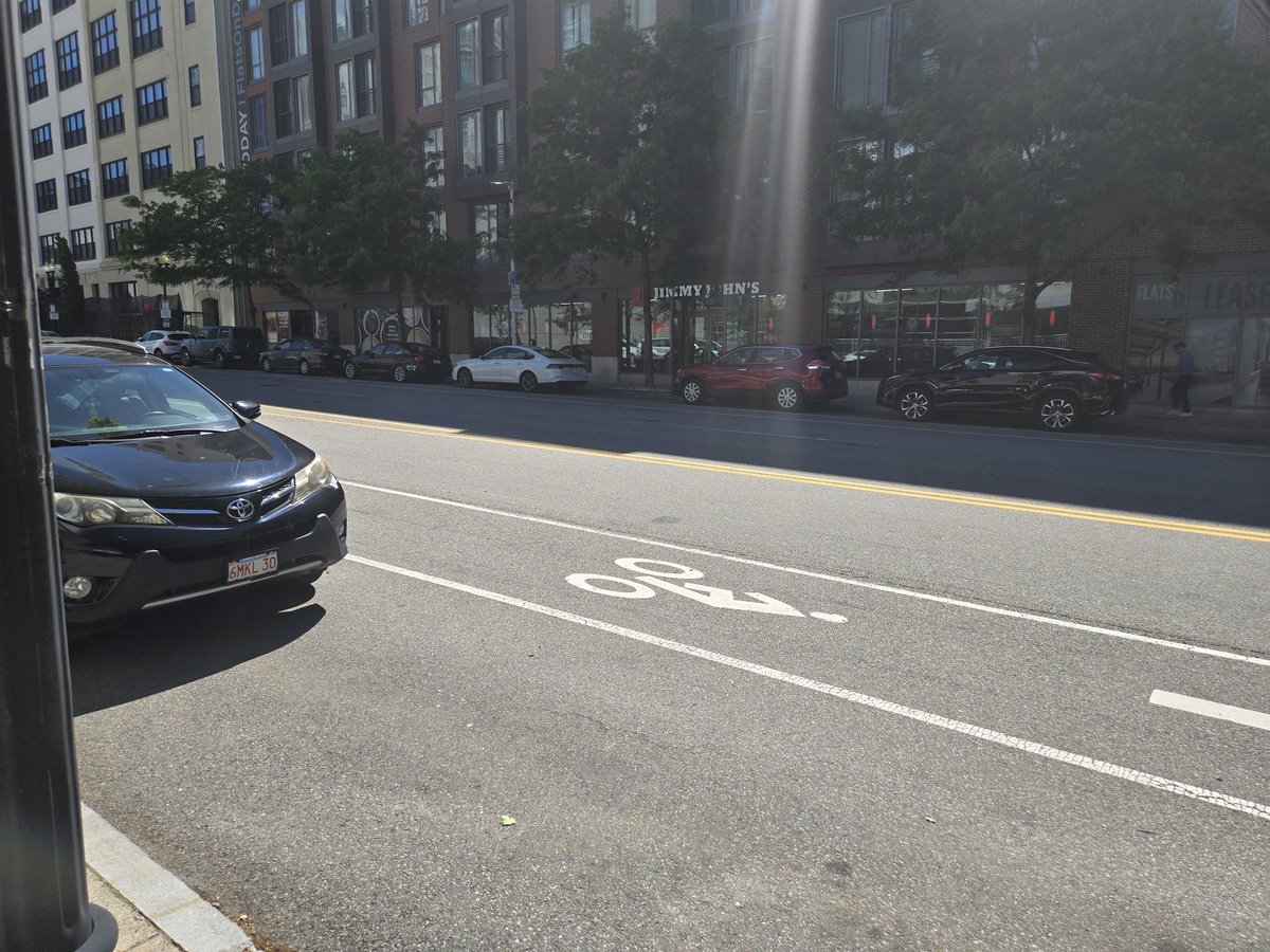 Jdeg1978's tweet photo. Love these new meters on D street south boston l, now people don't know how to park #southboston @bostonp @BostonBTD https://t.co/xTrGrFh28C