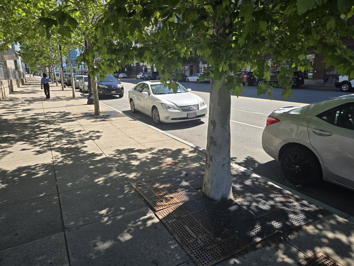 Jdeg1978's tweet photo. Love these new meters on D street south boston l, now people don't know how to park #southboston @bostonp @BostonBTD https://t.co/xTrGrFh28C