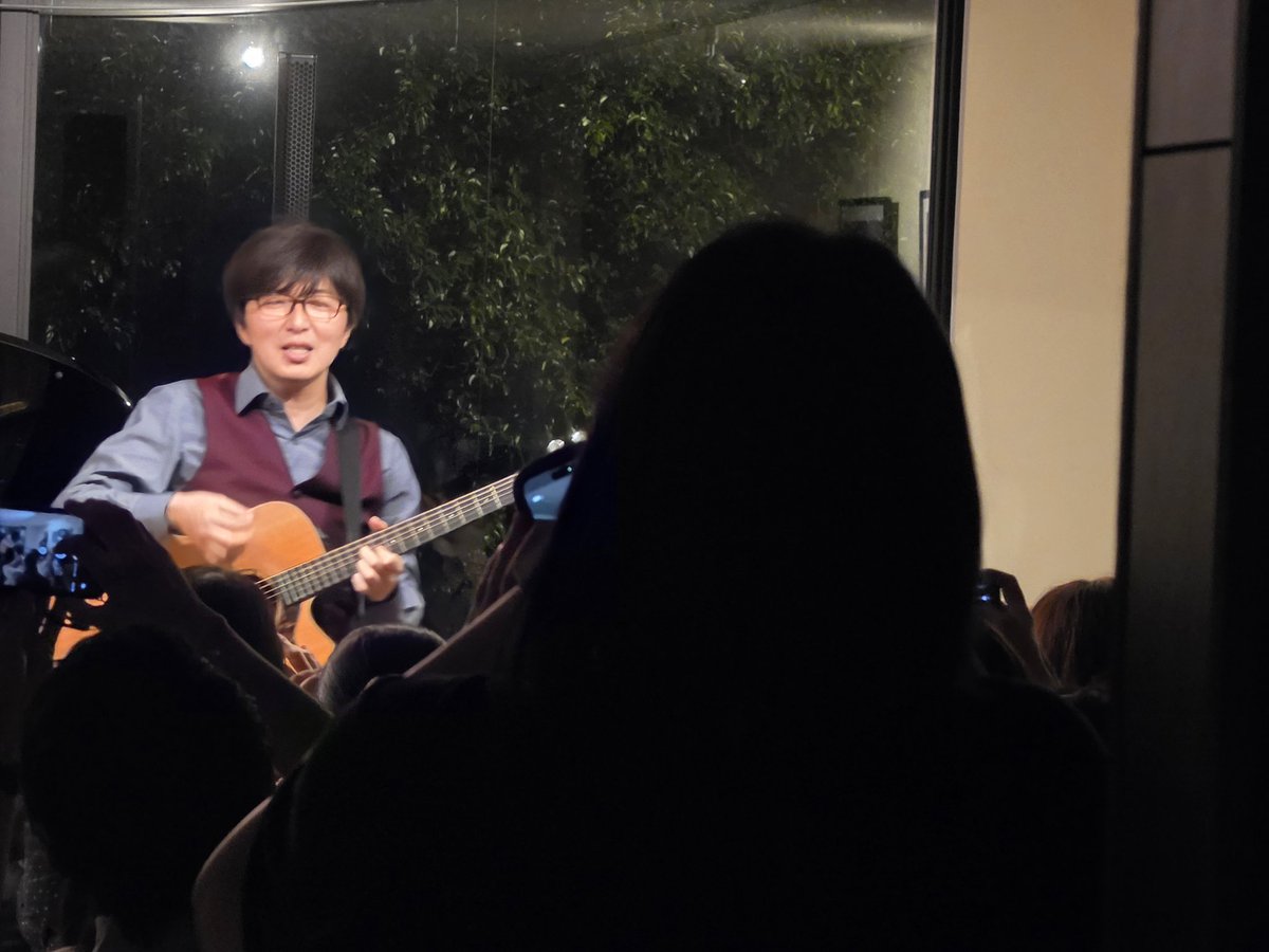 2ndmaino's tweet photo. 礼央さんの弾き語りライブだったわけです。
この人になりたい！と私の歌とライブの原点だけど、それ吹っ飛ばして、普通に見た途端に「あら！やだ！好き！めっちゃ好き！！」ってデコ叩いた。額装ポスター拝みます。ありがとうございました。
#土屋礼央 　#TTREライブ https://t.co/W4QucnAZh4