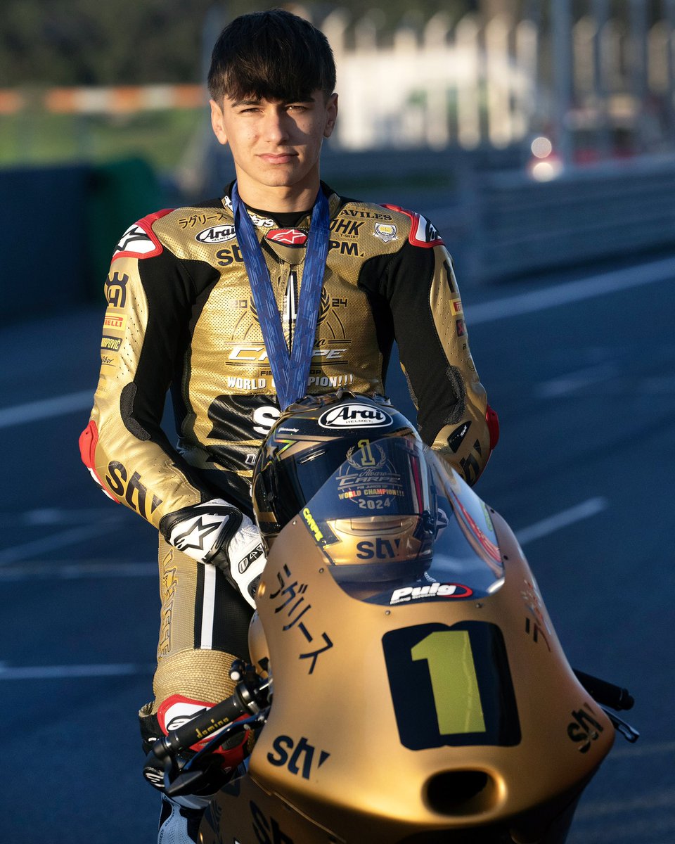 motojuniorwc's tweet photo. A Champion deserves a golden look ๐โจ
This is how Alvaro Carpe looked after being crowned Champion in Estoril 2024 ๐
#RoadToMotoGP๐ https://t.co/I35PDIqDAB