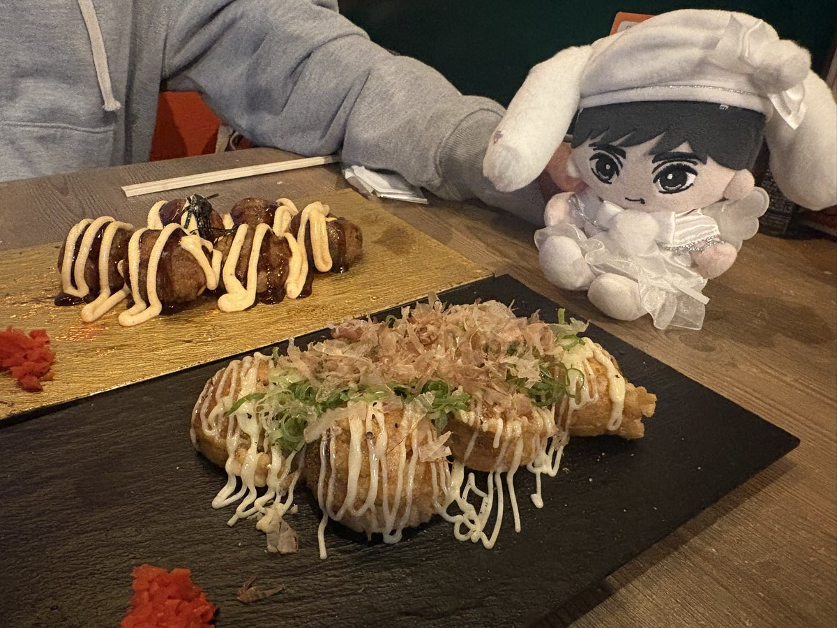 gp8dj's tweet photo. 舞台みて１回おうち帰ったんだけど友達が近くにいるって分かったからまたお外に繰り出して会いに行った！のえぬいにたべもの見せるの協力してくれたよ( ᴖ ̫ᴖ )🐙 https://t.co/0Y5rwS7L9O