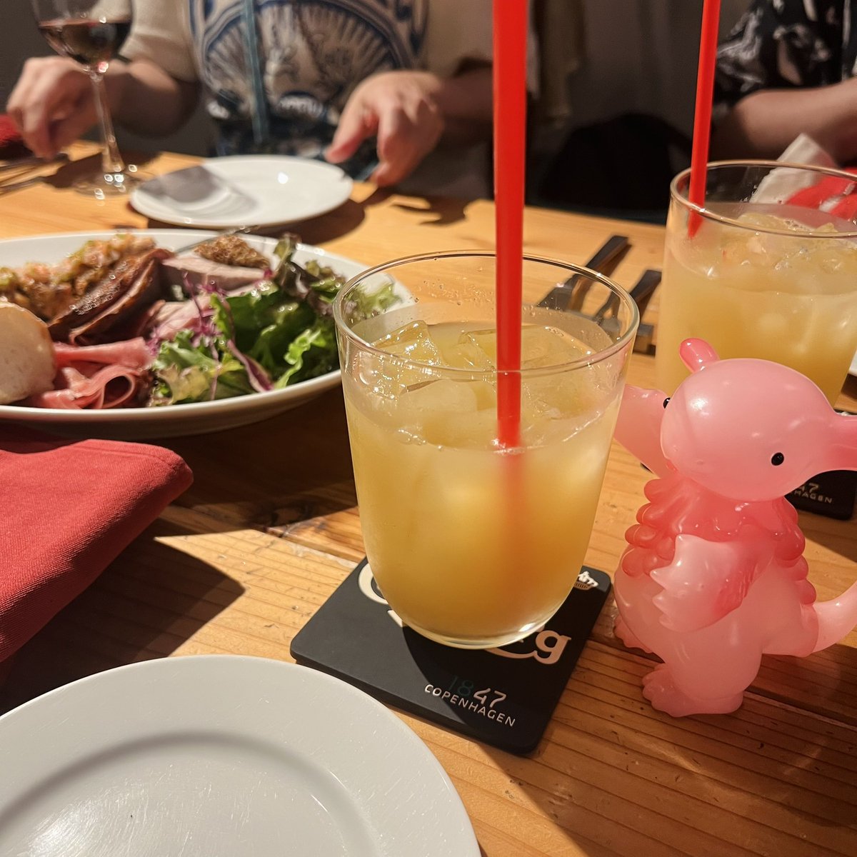 20Wf7's tweet photo. 今晩はオシャレなものをいただきました✨✨✨飲めない勢はワインじゃなくパインジュースで乾杯ー https://t.co/o8hcD6PRTu