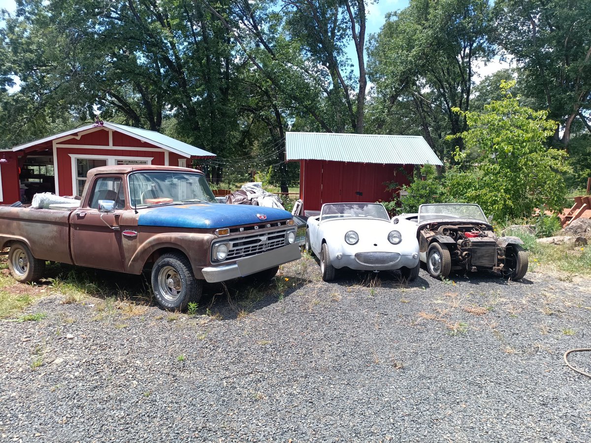 jackalshrew4's tweet photo. @HaruhiismOtaku i managed to save my uncles cars from that fate but only because he got severe dementia and was about to become a ward of the state

(the one pictured on the far right is actually one i bought for parts to fix the one in the middle but it ended up being a good runner) https://t.co/x7qyAeuE3I