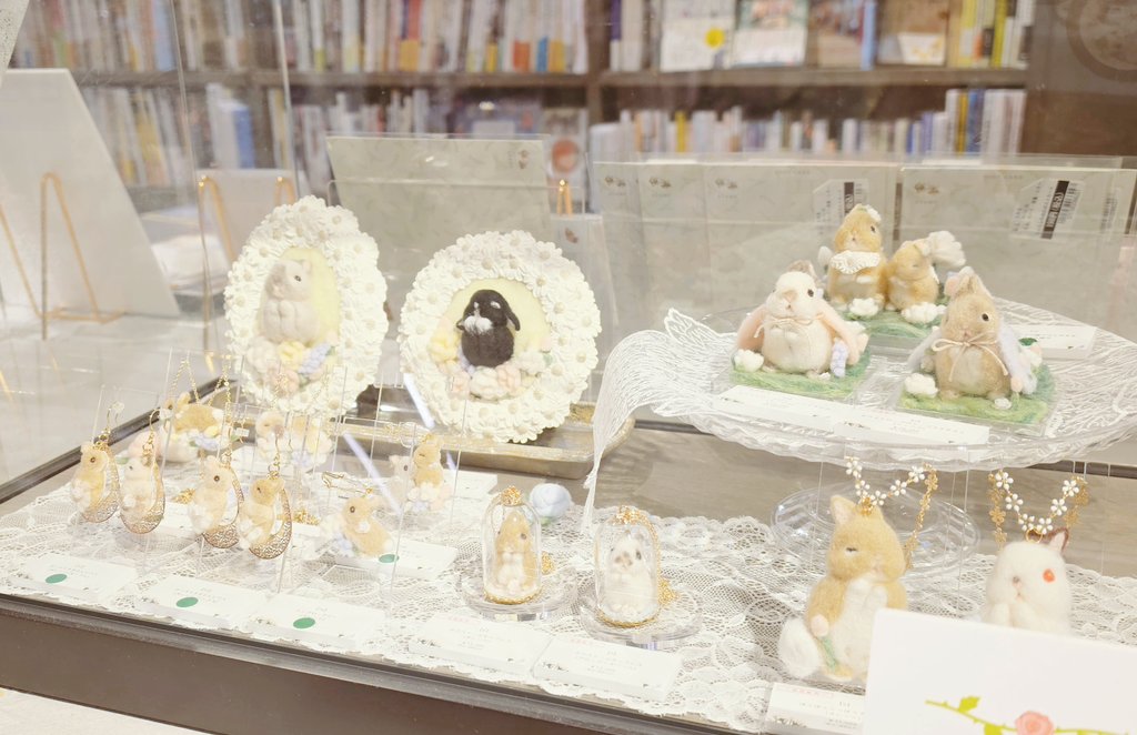 uhalapin's tweet photo. 先月の家族旅行の前に湘南蔦屋書店さんで開催中のcocomiさん @coco_mirumiru としらとあきこさん @akipcs のコラボフェアにお邪魔してきました🐰✨🐰残念ながら在廊日やWSの日には都合が合わずでしたが眼福でございました💕
そして、フォーンちゃんとオレンジちゃんのママさんにたくさんお土産を🥳 https://t.co/gostSmdLPs