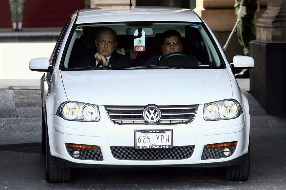 Fer25Nix's tweet photo. @jrgele36 @InsurAnahuac Me da risa que los de izquierda, llamen pobres a los te recomiendan un Jetta sobre un Olinia, cuando su “líder” anduvo en uno 🤣🤣🤣 https://t.co/jUZzxh3kT1
