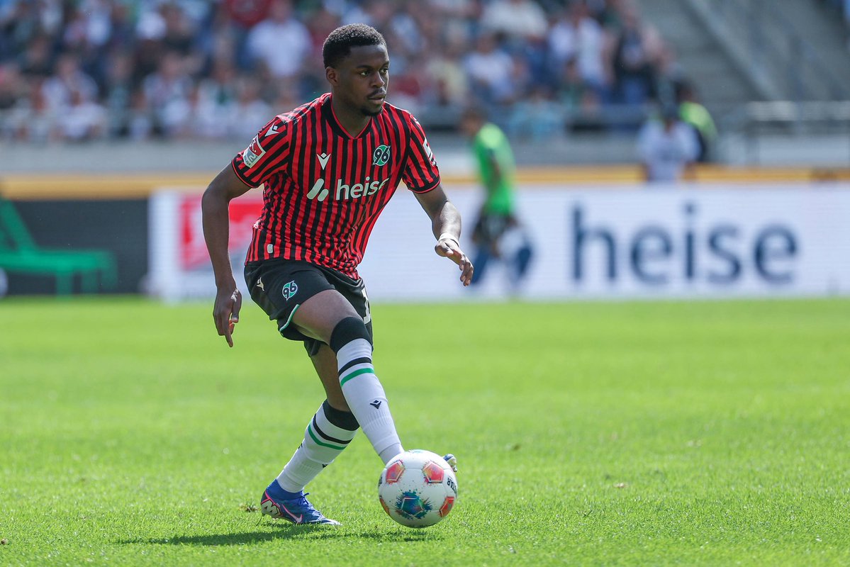iMiaSanMia's tweet photo. Eintracht Frankfurt are in advanced talks with Noël Aséko, offering him a contract until 2030 with an option for an additional year. Bayern have yet to make a decision over the player's future. In case of a sale, Bayern expect a double digit million fee. Any potential deal is separate from the negotiations for Nathaniel Brown. Frankfurt are not interested in doing swap deals [@BILD_Eintracht]
