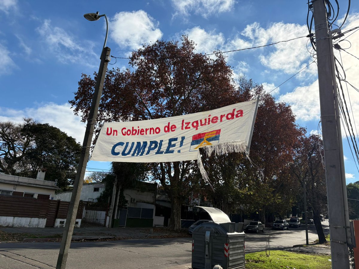 JuanAbdala02's tweet photo. LA INTENDENCIA TE MINTIÓ.

Cuando aparecieron los pasacalles con la leyenda “el gobierno te mintió”, la IM tuvo una sorpresiva celeridad y agilidad para bajarlos lo antes posible. No existió esa celeridad y agilidad para bajar los pasacalles en defensa del gobierno, que siguen colgados hasta hoy. 

Sin embargo, esto contestaron cuando pedimos informes. La intendencia te mintió 👇🏻