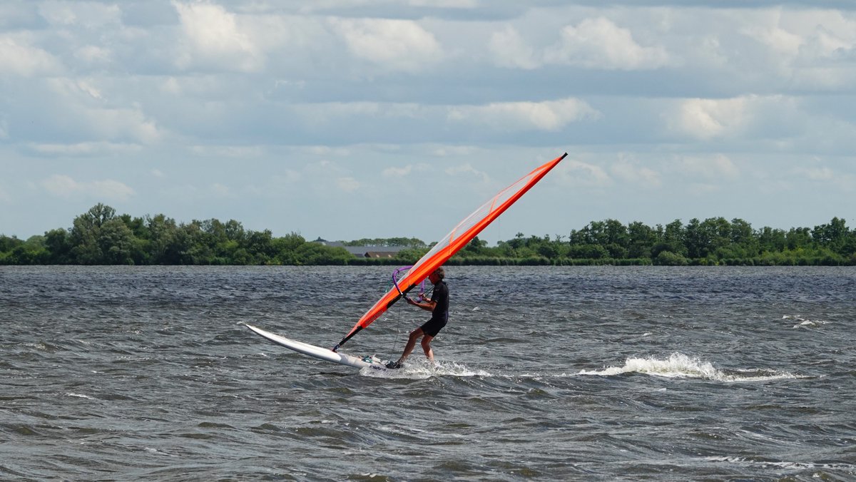 TonWesselius's tweet photo. @BuienRadarNL @MeteoVoorne @MeteoGouda @janvissersweer @Alpenweerman @TalpaNetwork @weeronline @Weerplaza @omroepwest @pictureofNL @Groenehartstoc1 Een lekker windje voor de watersporters vanmiddag.... https://t.co/JgCrrnGopQ
