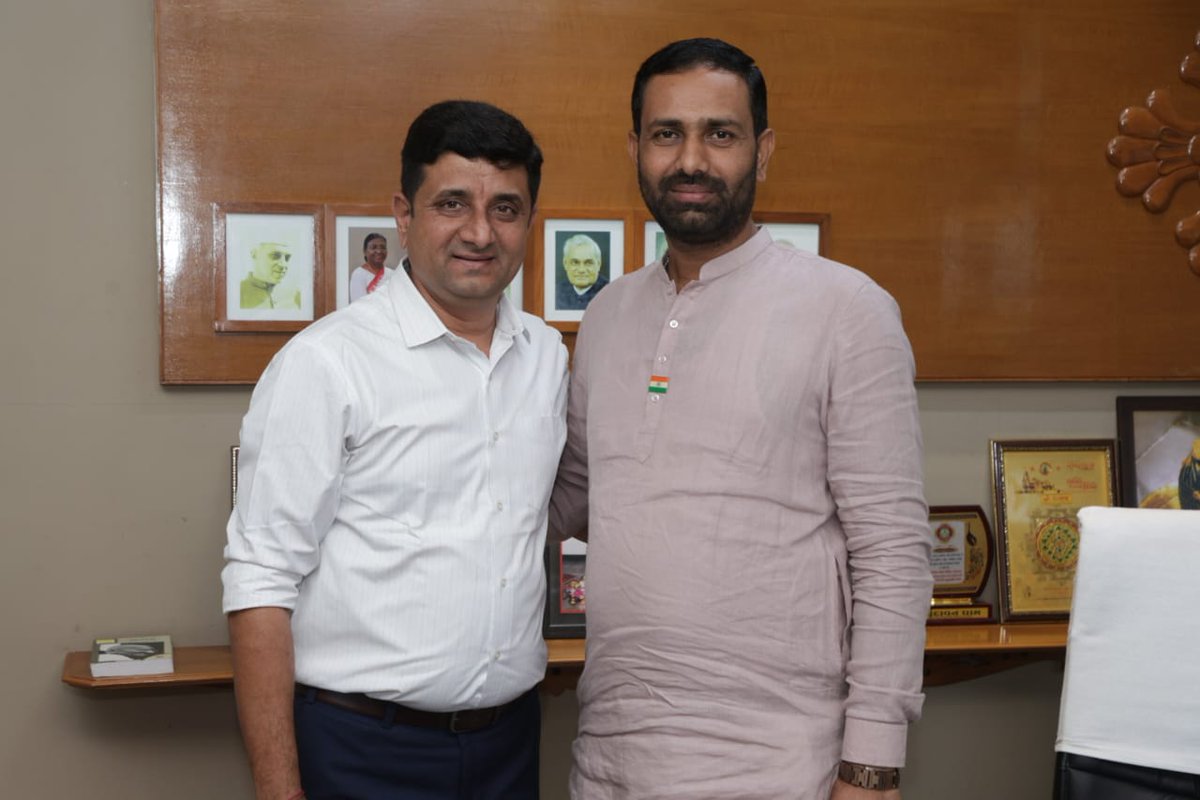 Manurabari22's tweet photo. ગુજરાત સરકારના મંત્રી  શ્રી કૌશિકભાઈ વેકરીયાને જન્મદિવસની ખૂબ ખૂબ શુભકામનાઓ @ikaushikvekaria  #manurabariofficial https://t.co/jrrTiOs1Hi