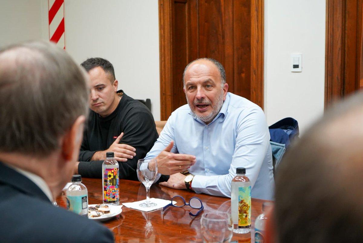 pablogarate's tweet photo. Ayer,  firmamos un convenio con @unionindustrial para la cooperación y colaboración mutua entre la #MunicipalidadTresArroyos y la Unión Industrial de #BahiaBlanca

Este acuerdo tiene como objetivo fortalecer el vínculo entre nuestros sectores industriales, promover el intercambio de experiencias y generar herramientas que impulsen el desarrollo productivo de toda la región.

Estamos convencidos de que el crecimiento se logra trabajando en conjunto, articulando esfuerzos entre el sector público y el privado para crear más oportunidades, atraer inversiones y generar empleo.

Seguimos construyendo una región más fuerte, con más producción y más trabajo para nuestros vecinos