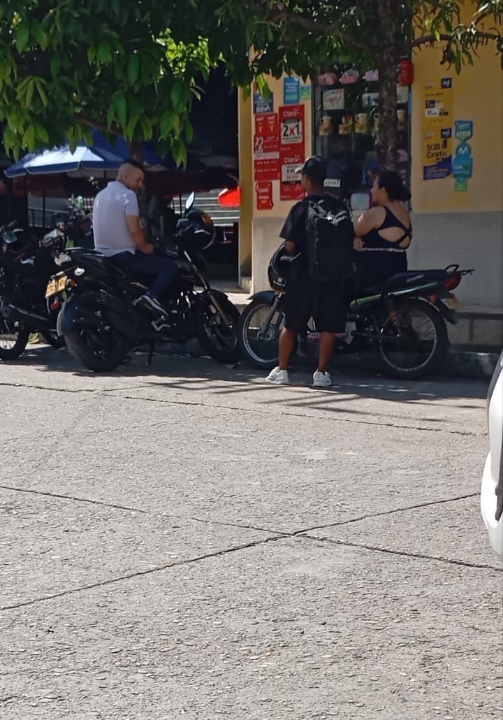 Niw451's tweet photo. 🚨 ¡EL FRAUDE YA ESTÁ EN MARCHA!

En Puerto Berrío, Antioquia, se destapó el escándalo: estarían pagando hasta $300.000 por cédula para comprar votos a favor de Iván Cepeda.

Retienen los documentos y el día de las elecciones los llevan como ganado a votar.

Peor aún: denuncian que el Clan del Golfo está presionando a campesinos para que entreguen sus cédulas.

@ABDELAESPRIELLA lo advirtió.  
Y ya está sucediendo.

Colombia, no se dejen robar el futuro