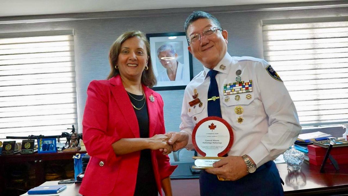 AmbCanRD's tweet photo. L’ambassadrice @delimabaril a eu le plaisir de souligner le leadership exceptionnel du général Matsunaga à la tête de @PoliturRD, dont les agents collaborent avec le Canada pour assurer la sécurité des Canadiens profitant de l’une de nos destinations les plus populaires. 🇨🇦✈️🇩🇴 https://t.co/lhVM5RaPLN