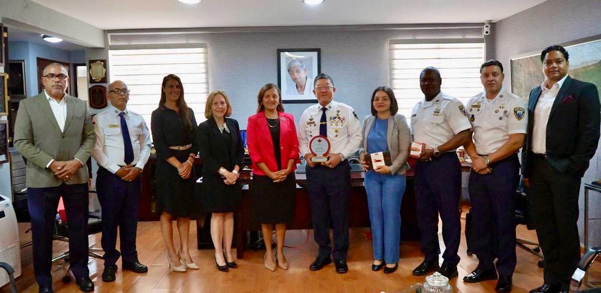 AmbCanRD's tweet photo. L’ambassadrice @delimabaril a eu le plaisir de souligner le leadership exceptionnel du général Matsunaga à la tête de @PoliturRD, dont les agents collaborent avec le Canada pour assurer la sécurité des Canadiens profitant de l’une de nos destinations les plus populaires. 🇨🇦✈️🇩🇴 https://t.co/lhVM5RaPLN