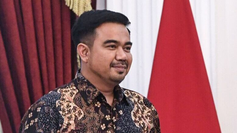 dimarsasongko98's tweet photo. Haji Isam ,pemilik Jhonlin Group, konglomerat batu bara dan sawit terbesar Kalimantan Selatan , menguasai puluhan ribu hektar konsesi sawit dan kehutanan di Kalimantan, termasuk izin IUPHHK dan HGU yang berada di bawah pengawasan Kementerian Kehutanan.

Adik iparnya, Sulaiman Umar, adalah Ketua Tim Kampanye Daerah Prabowo-Gibran di Kalimantan Selatan 2024.

Oktober 2024: Sulaiman dilantik jadi Wakil Menteri Kehutanan.

Kementerian yang antara lain mengawasi izin konsesi hutan. 

Konsesi yang dipegang perusahaan-perusahaan milik kakak iparnya.

Latar belakang Sulaiman: dokter. Bukan kehutanan, bukan lingkungan hidup, bukan kebijakan sumber daya alam. Dokter.

Agustus 2025: Prabowo menganugerahkan Bintang Mahaputera Utama kepada Haji Isam di Istana Negara.

September 2025 , tiga minggu setelahnya: Sulaiman Umar dicopot dari jabatan Wamenhut. Tanpa penjelasan publik. Masa jabatan: 11 bulan.

Jadi ada beberapa pertanyaan yang belum pernah dijawab secara publik:

Bagaimana proses seleksi seseorang bisa menjadi Wakil Menteri di kementerian yang mengawasi izin konsesi hutan milik keluarganya sendiri? 

Mekanisme apa yang memastikan tidak ada konflik kepentingan selama 11 bulan itu berjalan? 

Dan kalau memang tidak ada masalah , kenapa dicopot?
