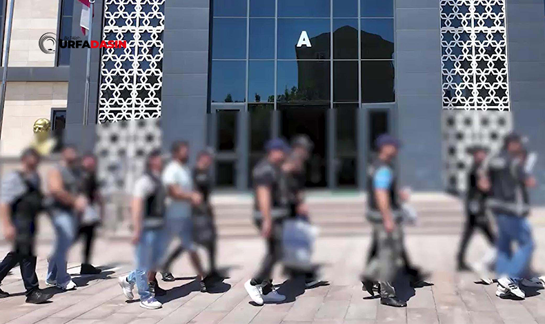 urfadasin's tweet photo. Şanlıurfa'da-Çanakkale Hattında Göçmen Kaçakçılığı Operasyonunda: 41 Kişi Tutuklandı https://t.co/tk1QXsNsE2 #Şanlıurfa #Çanakkale #Göçmen #operasyon #tutuklama https://t.co/wH2qkCVgRj