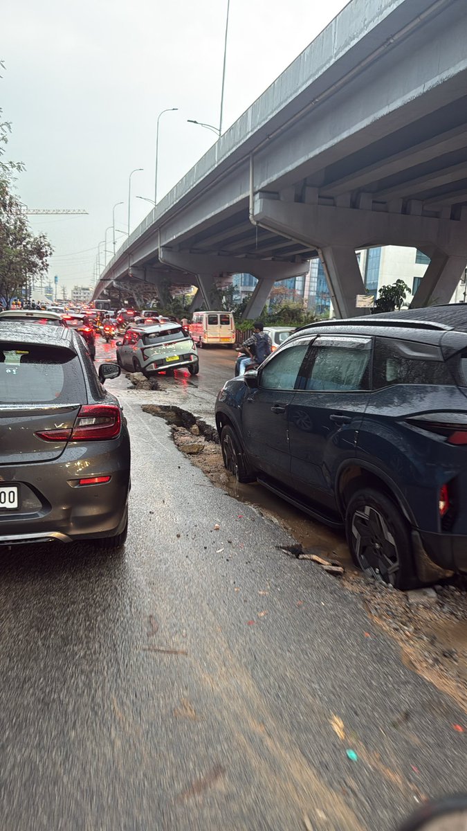 adityapuranam8's tweet photo. Mind blowing road management , excellent
2 cars in the trap set by ghmc officials, this is exactly outside of knowledge city , no board no warning just damage to the car owners , though the highest road tax across india is Telangana . Kudos to @GHMCOnline https://t.co/7mXPWlBpdt
