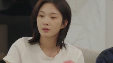 dramacoKR's tweet photo. Gyuri: Aku tadi dateng dan mereka berdua (Yugyeong ama Wuyeol) lagi cuci piring berdua trus ga respon. Padahal aku udah bilang "AKU PULAAANG" dua kali

🤯🤯🤯 #HeartSignal5 https://t.co/nsDVSXoTMc