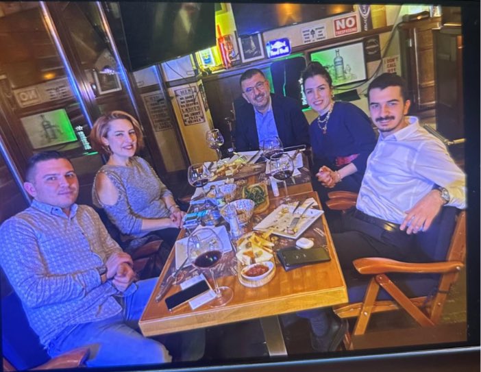mahajansi's tweet photo. CHP'de yönetim tartışmaları devam ederken, partinin önde gelen isimlerinden Veli Ağbaba’nın 10 yıllık şoförü Gökhan Cumalı’nın Cumhuriyet Savcılığına verdiği iddia edilen ifadeler gündeme bomba gibi düştü. 

Adli kaynaklardan edinilen bilgilere göre, resmiyette İstanbul Büyükşehir Belediyesi (İBB) kadrosunda yer alıp maaş almasına rağmen Özel ve Ağbaba ailelerine şoförlük yaptığını belirten Cumalı; ifadesinde paravan şirket ihalelerinden poşetlerle taşınan dövizlere, lüks hediyelerden delil karartma talimatlarına kadar birçok çarpıcı iddiayı tüm detaylarıyla paylaştı.

Gökhan Cumalı’nın savcılık ifadesine yansıyan ve siyaset kulislerini hareketlendiren iddialar şu şekilde:
 
Şoförün Üzerine Paravan Şirketle İhale Oyunu: Şüpheli sıfatıyla ifade veren Cumalı, Özgür Özel ve Veli Ağbaba’ya yakınlığıyla tanınan iş insanı Turgut Koç’un, 2015 yılında belediyelerden ihale almak amacıyla kendi adına paravan bir şirket kurduğunu öne sürdü. 

Bu şirket üzerinden Ataşehir Belediyesi'nden ihale alındığını belirten Cumalı, şirketi 2016 yılında yeniden Turgut Koç'a devrettiğini ancak Koç'un bu paravan yapı üzerinden belediyelerden ihale almaya devam ettiğini iddia etti.
 
Kargo Poşetinde 100 Bin Dolarlık Sevkiyat: İfadede en dikkat çeken noktalardan biri de 4 Mart 2024 tarihli WhatsApp yazışmalarına dayanan döviz transferi oldu. 

Cumalı, Veli Ağbaba’nın talimatı doğrultusunda Bostancı’da yol kenarında esmer, kirli sakallı bir şahıstan içinde 100 bin dolar bulunan mavi bir kargo poşeti teslim aldığını ve bu parayı Maslak’taki Mördak Stüdyoları'na götürerek teslim ettiğini beyan etti.
 
Özel'in Danışmanlarına Lüks Telefon Hediyeleri:Gökhan Cumalı, Veli Ağbaba'nın talebiyle CHP Genel Başkanı Özgür Özel’in danışmanları Gülen Göksu Ercan ve Mine Aytop'a hediye edilmek üzere ayarlanan 2 adet iPhone marka telefonu TBMM'den teslim alarak bizzat kendilerine ulaştırdığını söyledi. İfadede ayrıca lüks viski hediyelerinin de dağıtıldığı öne sürüldü.

 "Yazışmaları Sil" Talimatıyla Delil Karartma Girişimi:

Yaşanan bu hareketliliğin ardından Veli Ağbaba’nın, şoförü Cumalı’ya geride iz bırakmamak adına "tüm yazışmaları sil" talimatı verdiği iddia edildi. Bu talimat adli kayıtlara "delil karartma girişimi" olarak geçti.