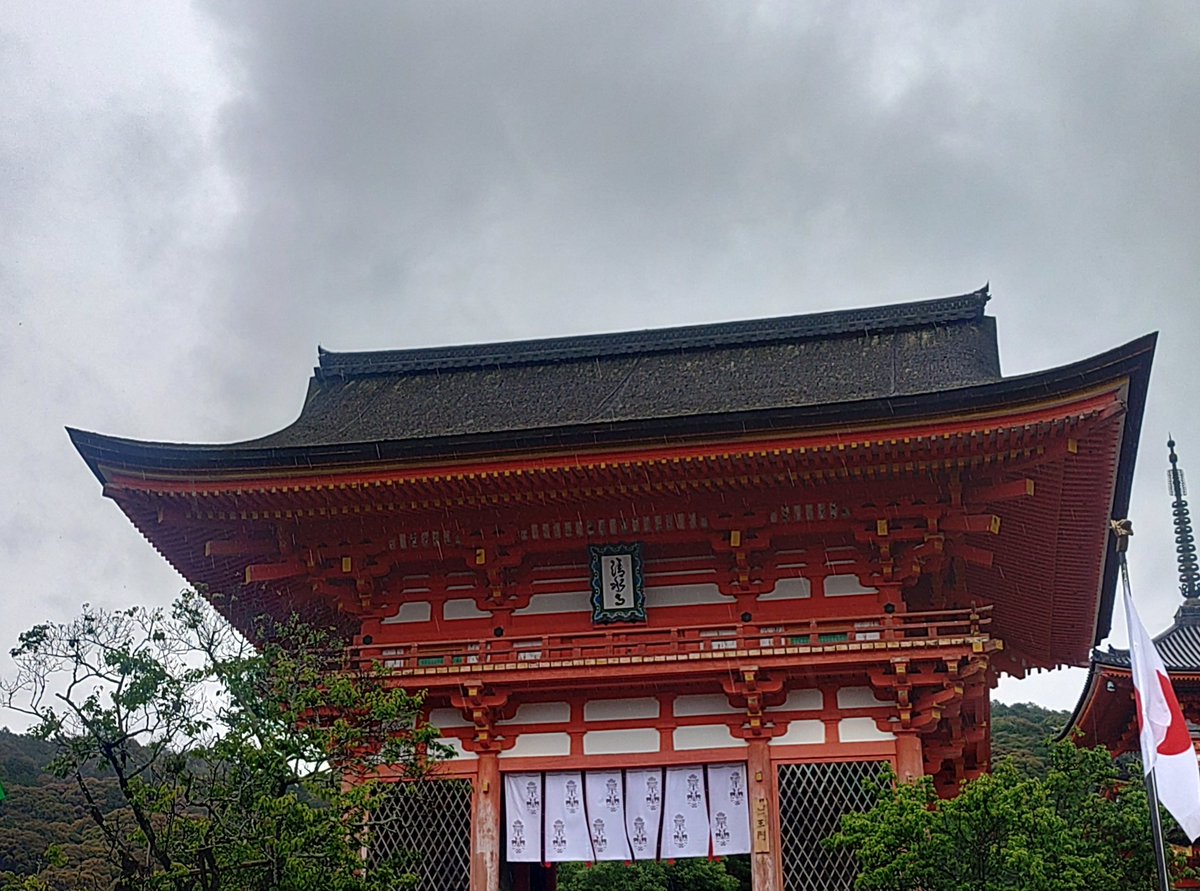 ApuriSaizou's tweet photo. 最後はバスで移動して清水寺
銀閣寺の倍以上の人
道も狭いし雨、そして両サイドの店見物で歩みが遅い。 https://t.co/lP4r4xZz0B