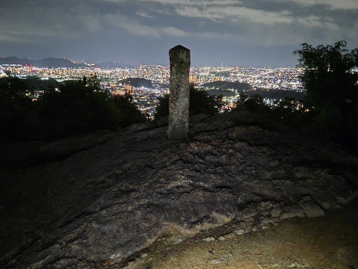 section_amtcm's tweet photo. 頂上の風景。岩肌が見える素敵な場所からは見晴らしがあった。 https://t.co/QycEr8ZfRN