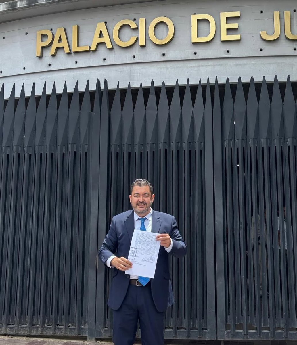 eldiario's tweet photo. #9Jun | El dirigente político venezolano Roberto Marrero anunció que recibió la amnistía sobre la causa que pesaba en su contra.

"Regreso del exilio, acepto una amnistía y asumo el compromiso de contribuir a esta nueva etapa porque creo que Venezuela necesita acuerdos, instituciones sólidas y elecciones libres", escribió Marrero en sus redes sociales.

Marrero, quien volvió al país el 28 de mayo luego de casi seis años en el exilio, dijo que se quedará en Venezuela "para sumarme a este proceso de 3 etapas".

"La transición solo avanzará si estamos dispuestos a dar pasos incómodos (...) La ruta hacia la transición exige acuerdos, incluso con quienes nos persiguieron y encarcelaron", indicó Marrero.