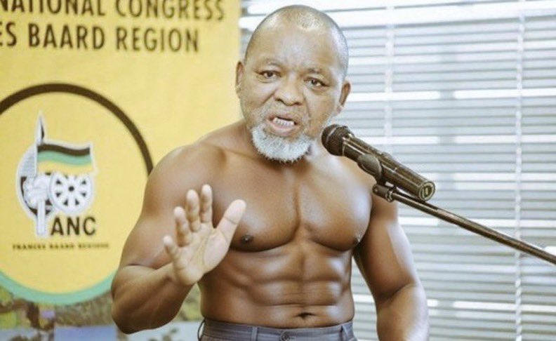 NationaRsa's tweet photo. @cindy_makhathin You must bath every time you use toilet Wena we are tired https://t.co/wvcHhcNoU1