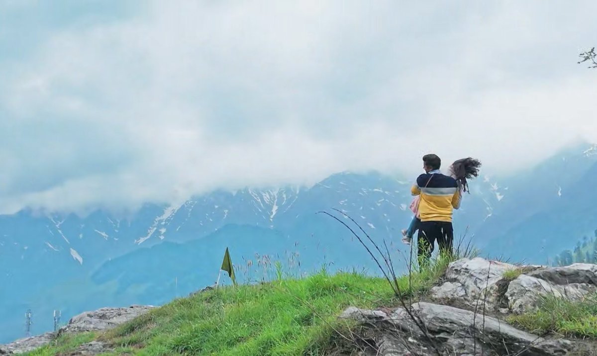 meriinaayat_'s tweet photo. the way these two can turn literally any patch of land into their romantic moment😭🤍🏔️ 
isko dekh ke koi bol sakta hai that they’ve been married for 10 years?🥹✋🏻

#ShivAlini you beauty!!!🥹🫶🏻

#MrAndMrsParshuram #NeilBhatt #ShambhaviSingh https://t.co/fdDZxNklQm