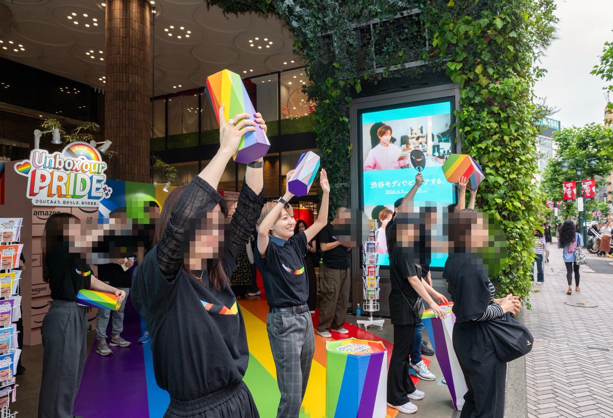 misato__sg's tweet photo. 東京プライドのパレード参加者のみなさんに向かって、Happy Pride〜🎶しているショット＋お客様ご案内中の図😊
たくさんの方と交流できて嬉しかった！

ちなみに1枚目で私(金髪)の左隣に立っているのは、なんとCEO！トップ自らLGBTQ+コミュニティを応援してくださる環境で働けることに、改めて感謝🏳️‍🌈 https://t.co/21VX9TRhxF