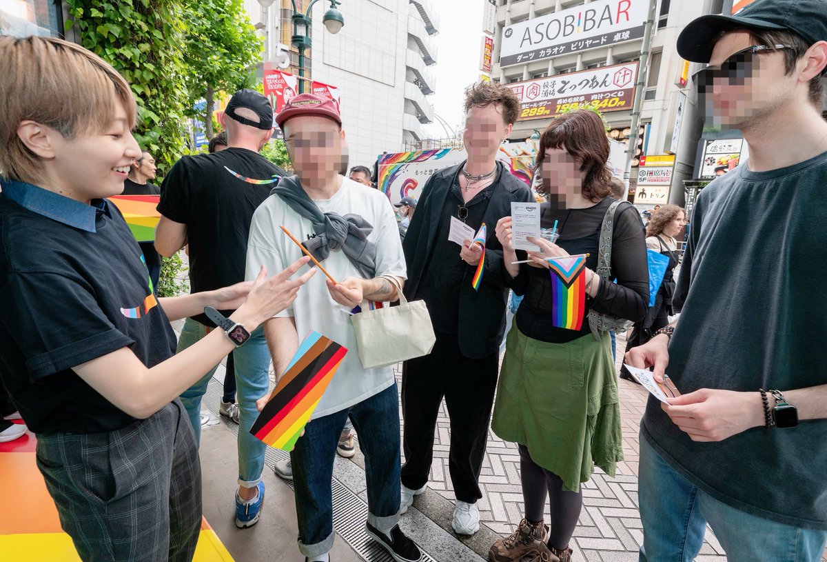 misato__sg's tweet photo. 東京プライドのパレード参加者のみなさんに向かって、Happy Pride〜🎶しているショット＋お客様ご案内中の図😊
たくさんの方と交流できて嬉しかった！

ちなみに1枚目で私(金髪)の左隣に立っているのは、なんとCEO！トップ自らLGBTQ+コミュニティを応援してくださる環境で働けることに、改めて感謝🏳️‍🌈 https://t.co/21VX9TRhxF