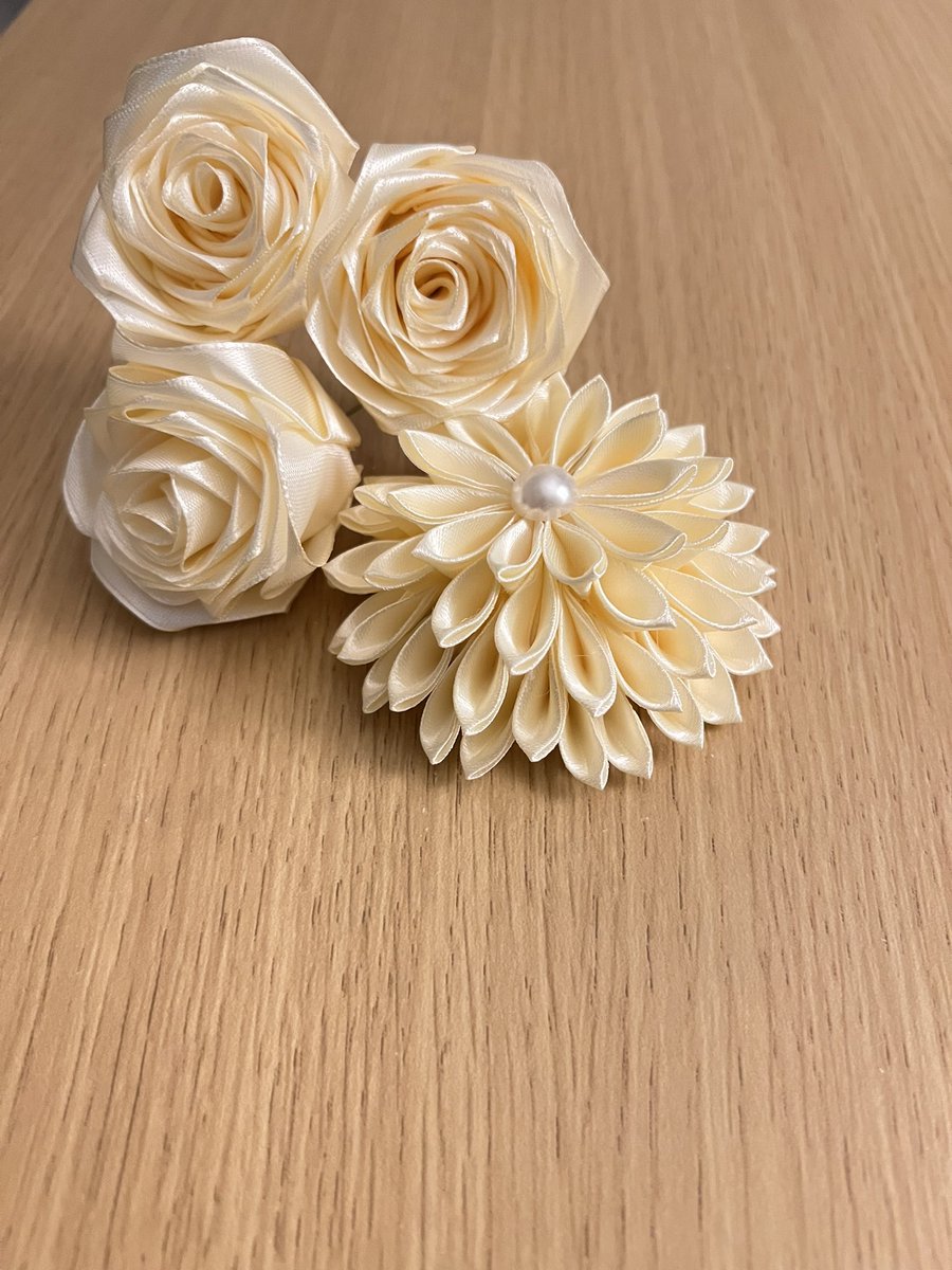 40yu_pi's tweet photo. 何回 チャレンジしても
どうしても上手く出来なかった
つまみの作業

コツがなかなか掴めなくて
これは私には向いてないかと
諦める心にはいつも
モヤがかかって、あと1回
もう1回とトライを繰り返す

 #サテンリボン https://t.co/G5H8iJx3qX