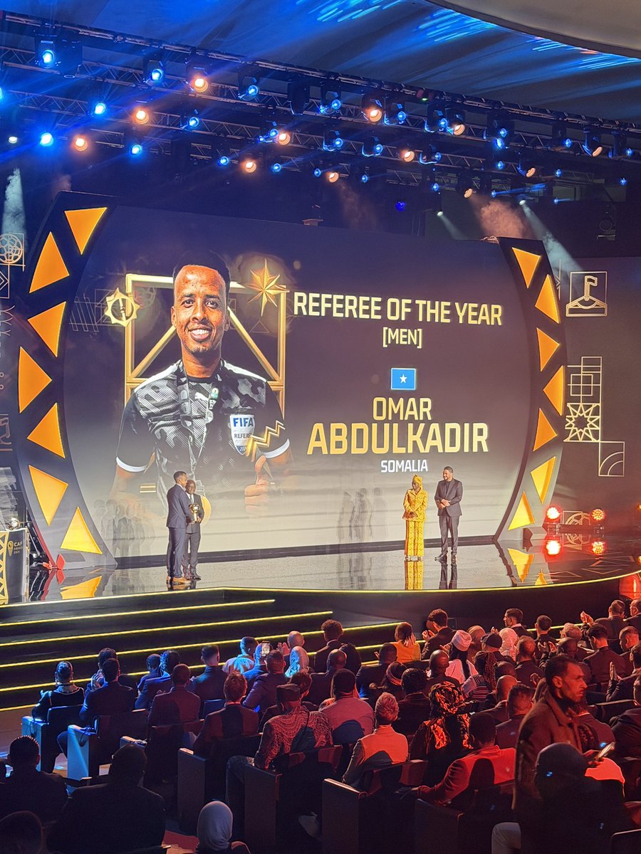 periodistan_'s tweet photo. En 2025, a Omar Abdulkadir lo eligieron MEJOR ÁRBITRO DE ÁFRICA.
La FIFA lo seleccionó para el Mundial: 1er somalí en toda la historia, un orgullo gigantesco en un país muy castigado.

Todo se vino abajo.
EE.UU. no lo dejó entrar.
Nunca había sucedido algo así en un Mundial. https://t.co/bR4RRrQCYe